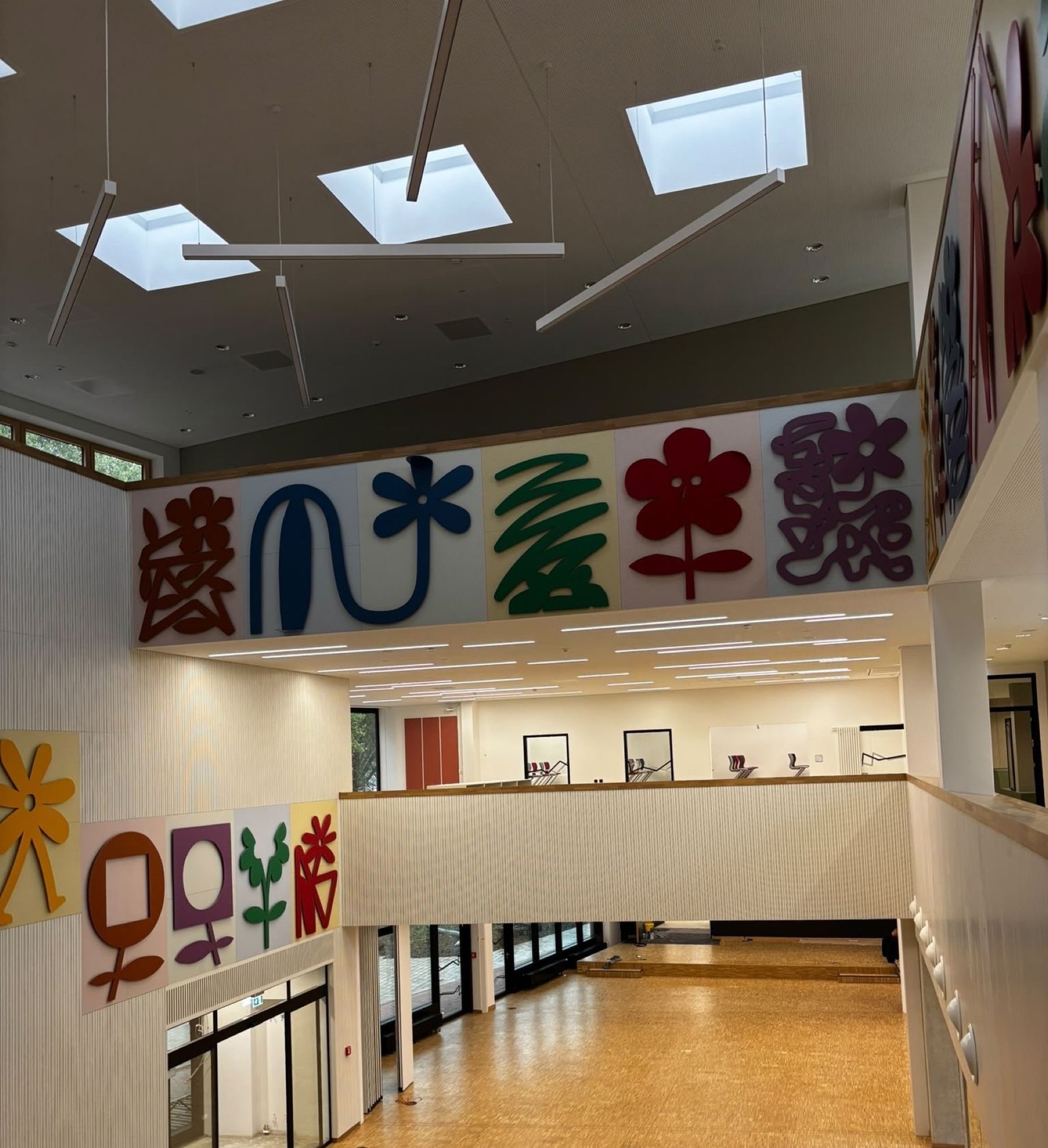 Das Forum im Neubau mit farbigen Wandbildern