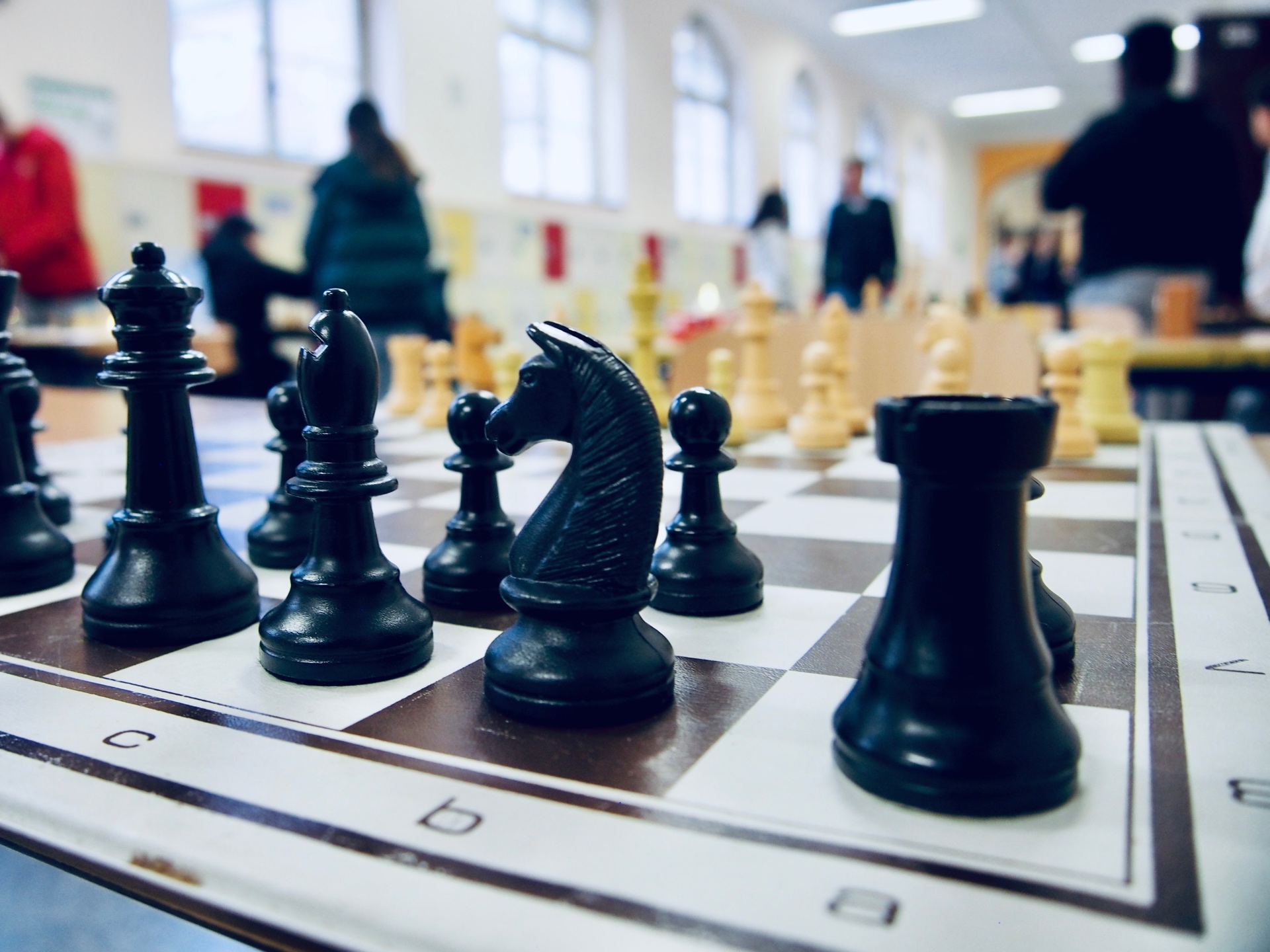 Schachfiguren symbolisieren die strategische Begleitung durch die Schulstufen